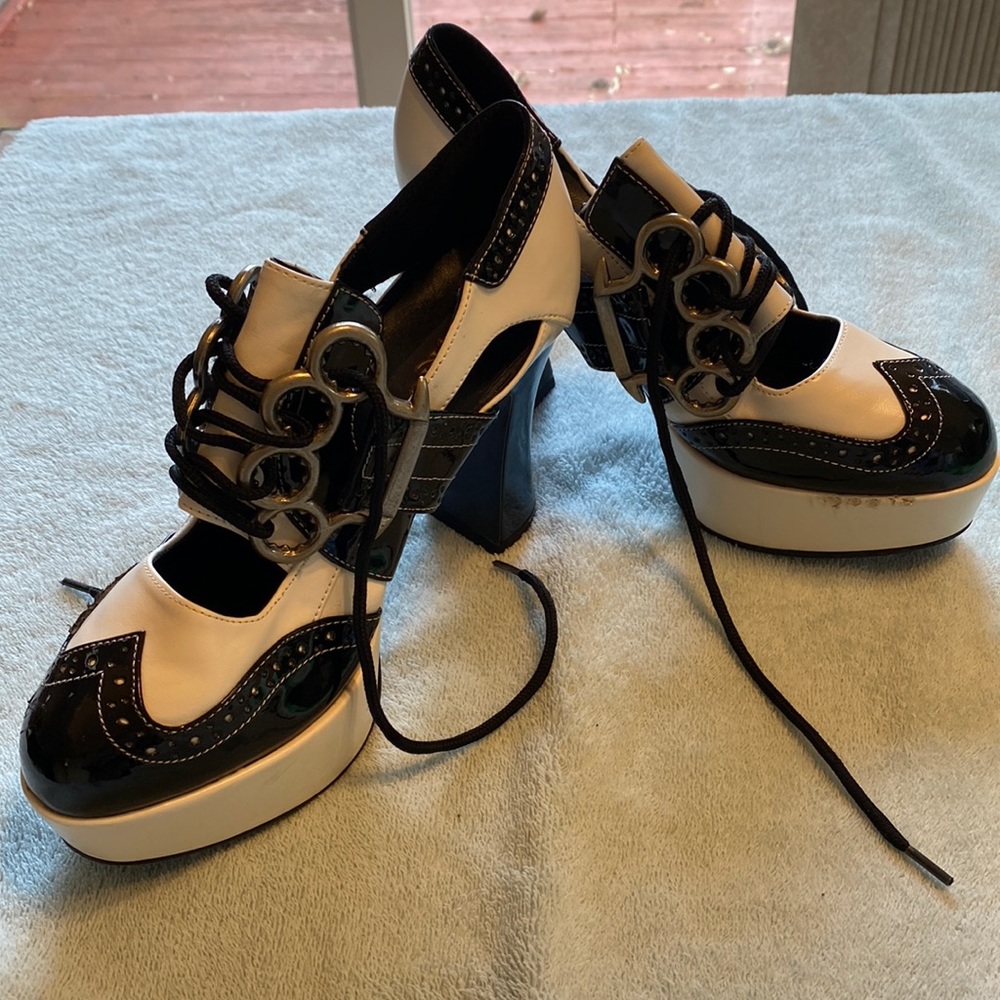 Spirit Black &White Patten Leather, Brass Knuckle hardware, Novelty shoes, sz 7